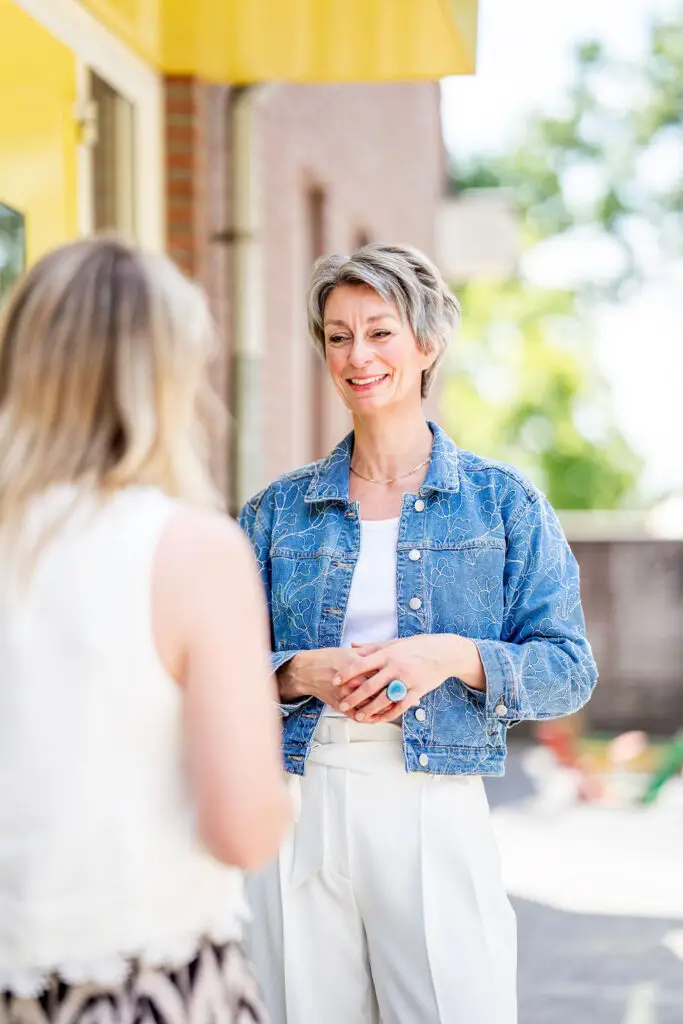 Josanne de Graaf in gesprek met een leerkracht